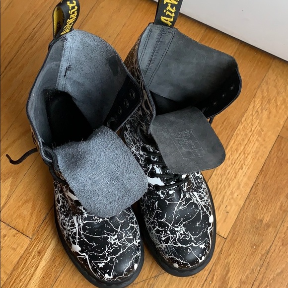 Air Wair Dr. Marten Boots - Picture 4 of 8